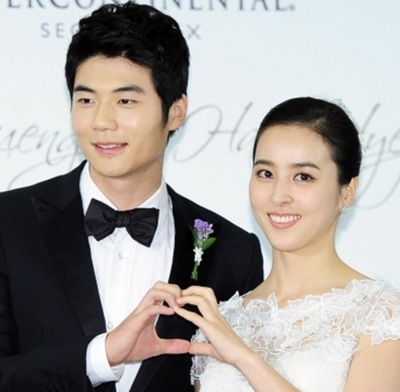 夫からお小遣いをもらうハン・ヘジンの画像