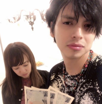 川崎希からお小遣いをもらうアレクの画像